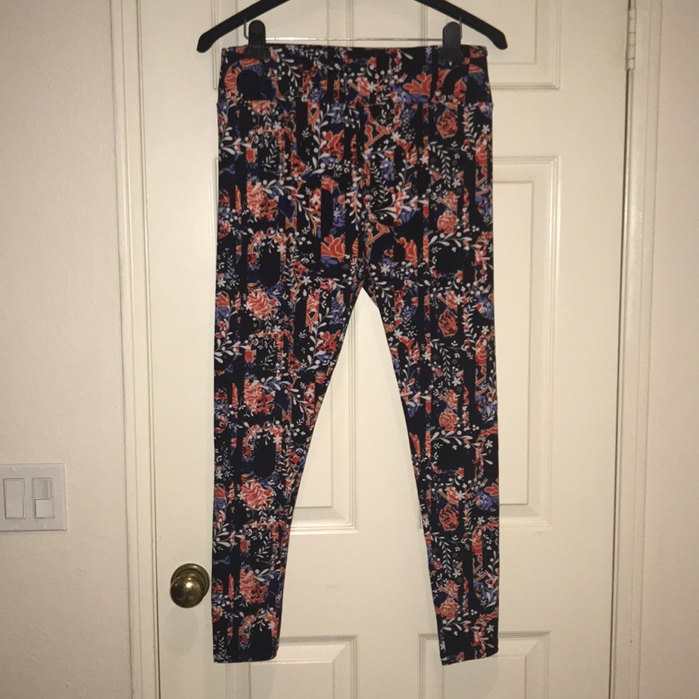 LuLaRoe Tall & Curvy Leggings Roses & lines